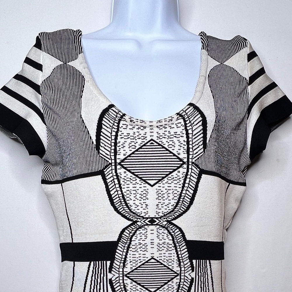 Herve Leger Iconic Black & White Kardashian Dress size L - Picture 4 of 6